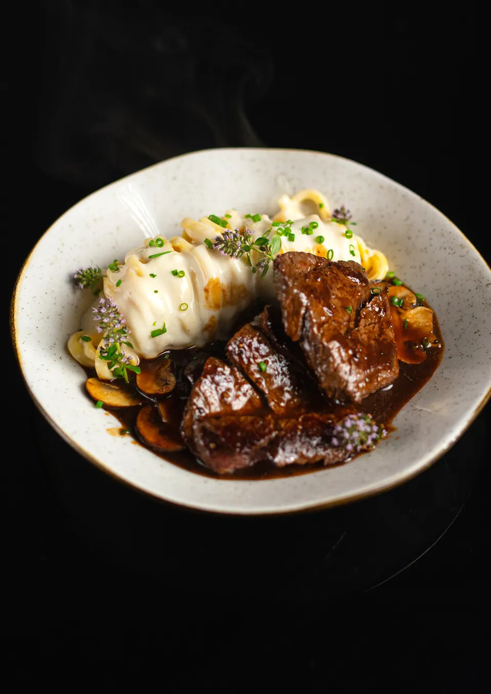 Dois bifes de filé ao molho de cogumelos, com pasta grano duro ao molho de queijos