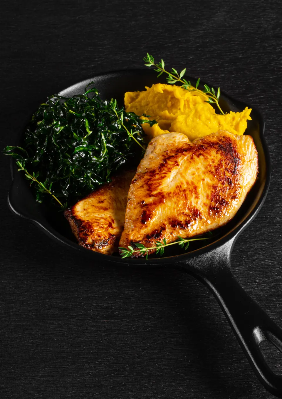 Purê rústico de moranga cabotiá, filés de frango grelhado e crispy de couve